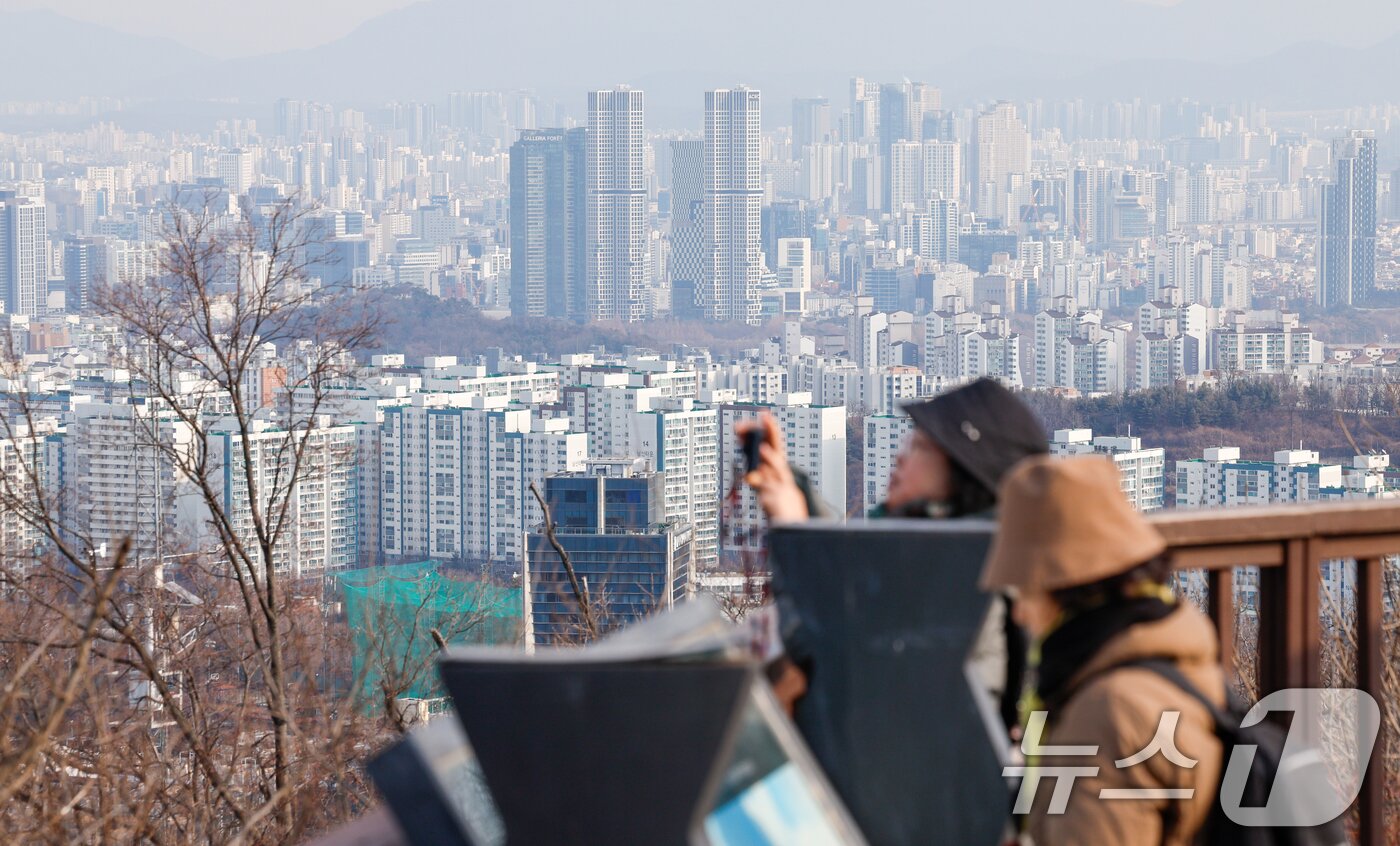 본문 이미지 - 23일 서울 남산에서 바라본 도심 아파트 단지. 한국은행이 이날 발표한 '2026년 1월 소비자동향조사 결과'에 따르면 1년 뒤 집값 전망을 나타내는 주택가격전망CSI는 124로 4년 3개월 만에 가장 높은 수준을 나타냈다. 2026.1.23/뉴스1 ⓒ News1 안은나 기자
