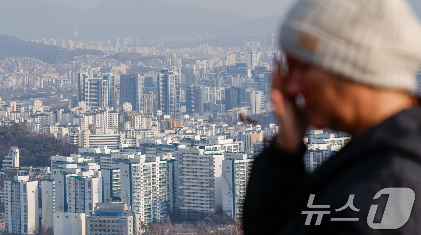 (서울=뉴스1) 안은나 기자 = 23일 서울 남산에서 바라본 도심 아파트 단지.한국은행이 이날 발표한 '2026년 1월 소비자동향조사 결과'에 따르면 1년 뒤 집값 전망을 나타내는 …