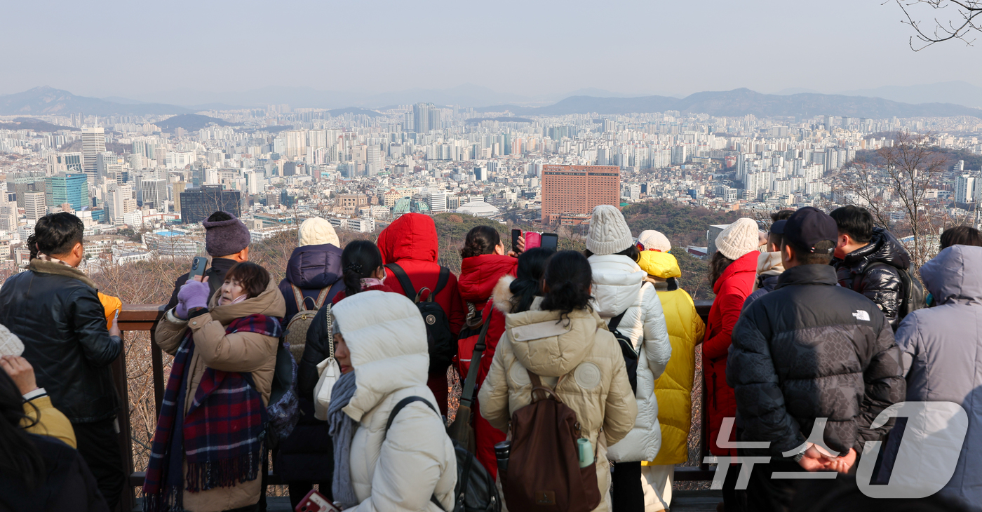 (서울=뉴스1) 안은나 기자 = 23일 서울 남산을 찾은 외국인 관광객들이 도심 전경을 감상하고 있다.한국은행이 이날 발표한 '2026년 1월 소비자동향조사 결과'에 따르면 1년 …