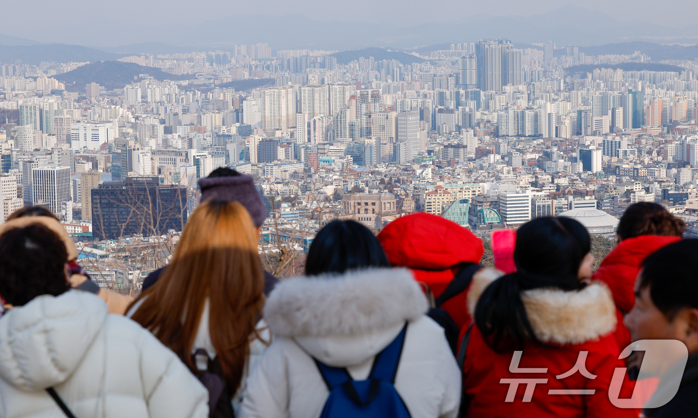 (서울=뉴스1) 안은나 기자 = 23일 서울 남산을 찾은 외국인 관광객들이 도심 전경을 감상하고 있다.한국은행이 이날 발표한 '2026년 1월 소비자동향조사 결과'에 따르면 1년 …