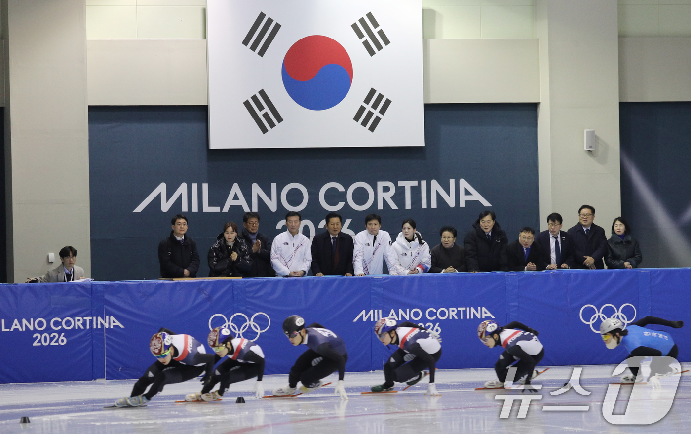 (진천=뉴스1) 김용빈 기자 = 정청래 더불어민주당 대표가 23일 충북 진천국가대표선수촌 빙상장에서 쇼트트랙 선수들의 훈련 모습을 지켜보고 있다. 2026.1.23/뉴스1