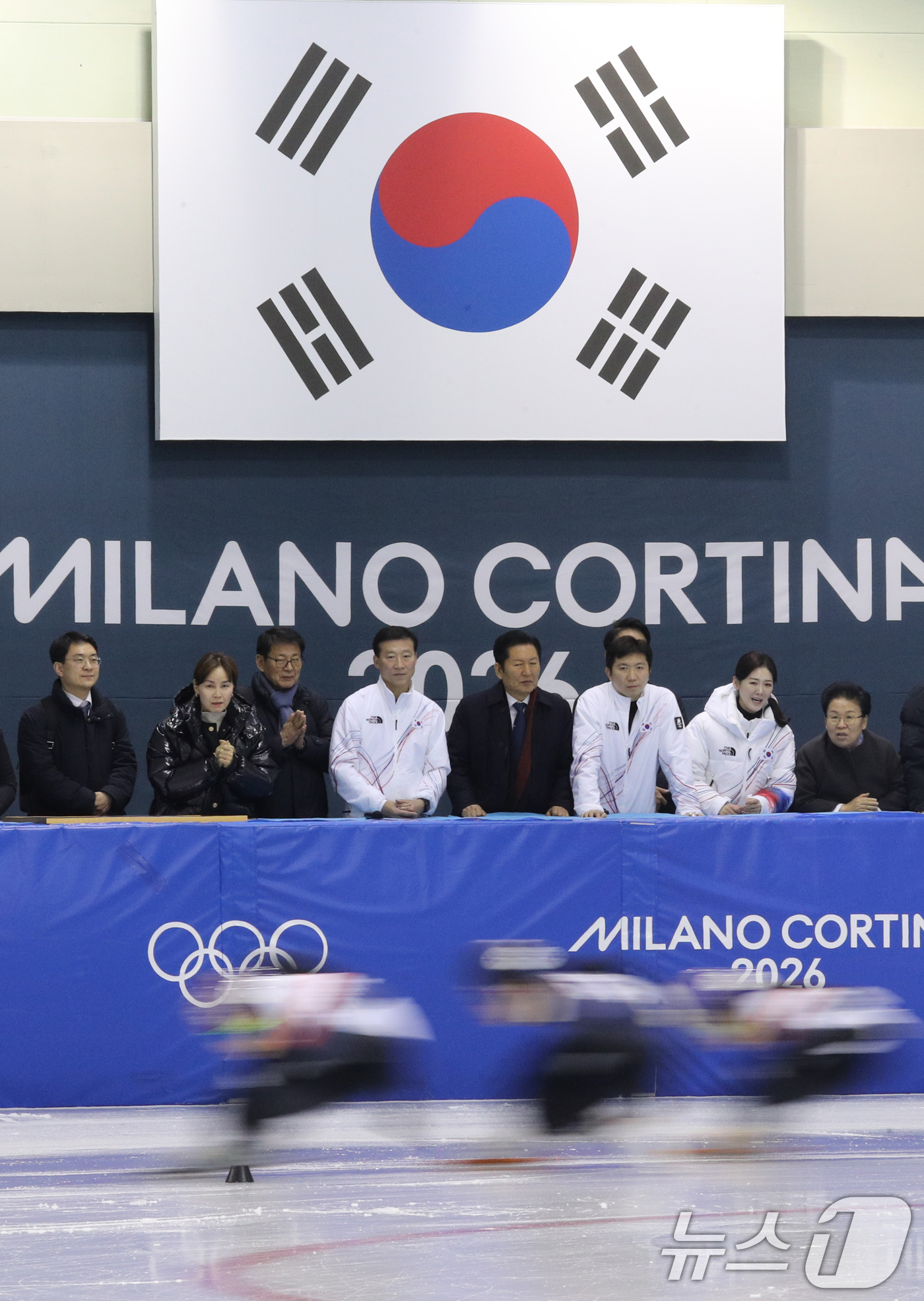 (진천=뉴스1) 김용빈 기자 = 정청래 더불어민주당 대표가 23일 충북 진천국가대표선수촌 빙상장에서 쇼트트랙 선수들의 훈련 모습을 지켜보고 있다. 2026.1.23/뉴스1