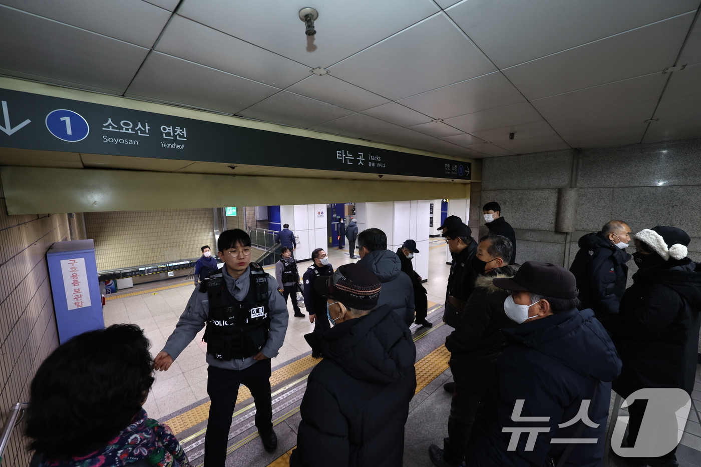 (서울=뉴스1) 최지환 기자 = 23일 오후 서울지히철 1호선 종로3가역에서 발생한 화재로 경찰이 승객의 승강장 진입을 통제하고 있다.화재 영향으로 1호선 상행방면이 종로3가역을 …