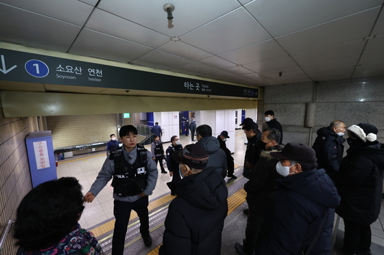 종로3가역 화재 발생, 승객 진입 통제하는 경찰