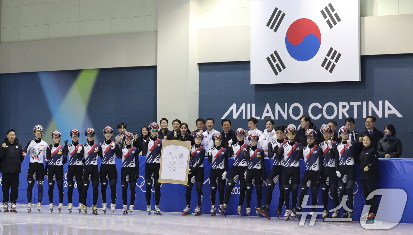 (진천=뉴스1) 김용빈 기자 = 정청래 더불어민주당 대표가 23일 충북 진천국가대표선수촌 빙상장에서 쇼트트랙 선수들과 기념촬영 하고 있다. 2026.1.23/뉴스1