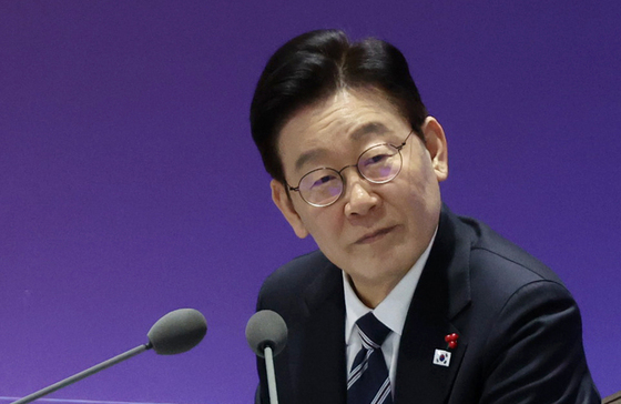 李대통령 "220만원짜리 외국인 고용해 세계최강 조선, 이상해"