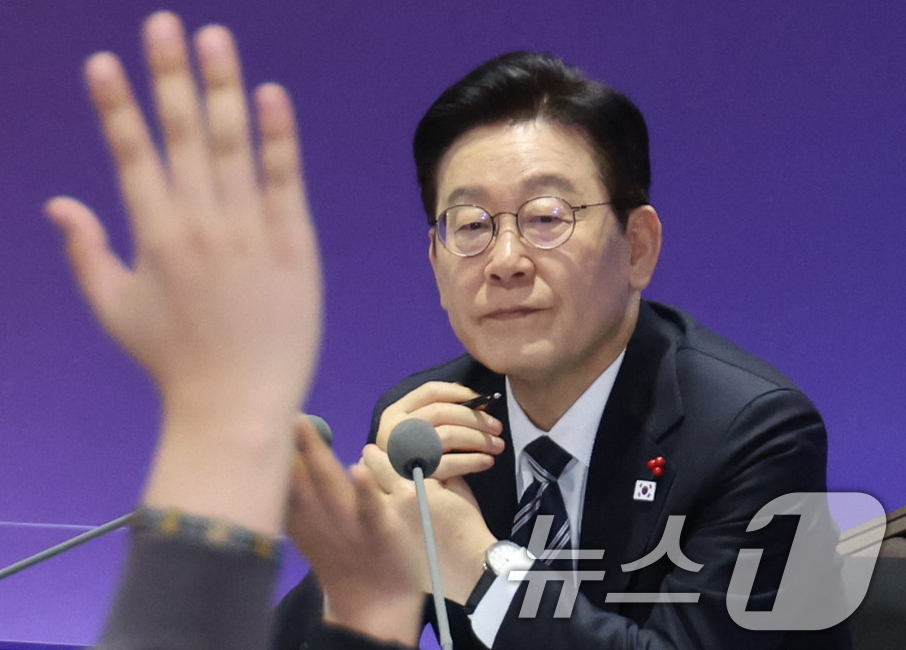 (울산=뉴스1) 허경 기자 = 이재명 대통령이 23일 울산전시컨벤션센터에서 열린 '울산의 마음을 듣다‘ 타운홀 미팅에서 참석자를 바라보고 있다. 2026.1.23/뉴스1