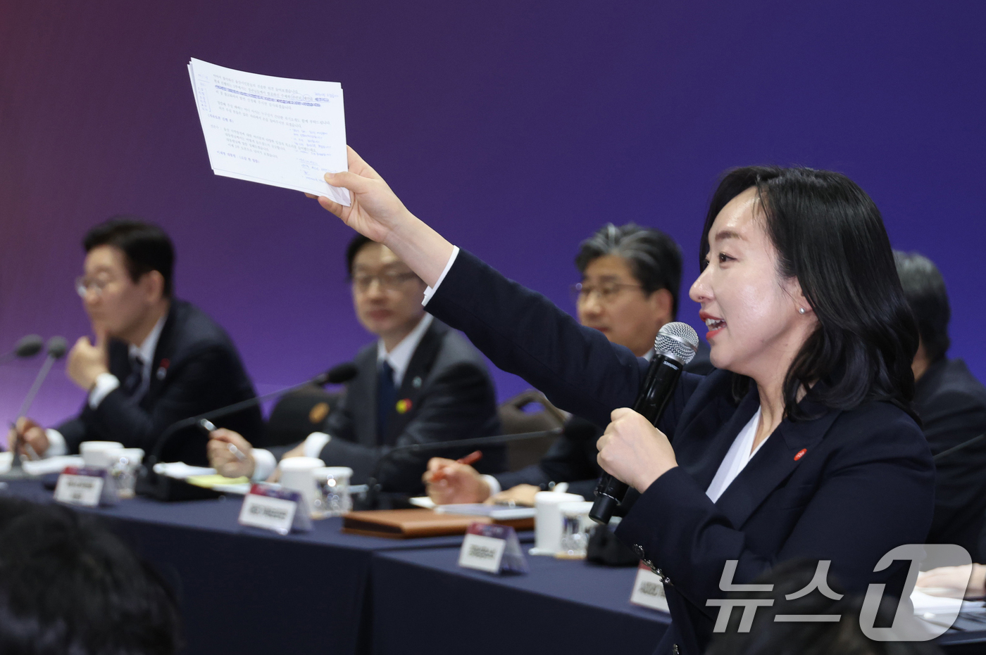 (울산=뉴스1) 허경 기자 = 전은수 부대변인이 23일 울산전시컨벤션센터에서 열린 '울산의 마음을 듣다' 타운홀 미팅을 진행하고 있다. 2026.1.23/뉴스1