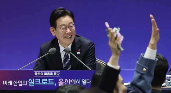 환하게 웃는 이재명 대통령