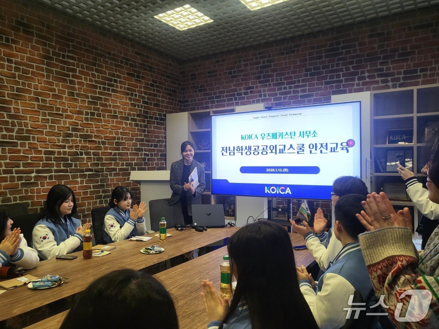 본문 이미지 - 학생외교관들의 KOICA 우즈베키스탄 사무소 활동 장면(전남도교육청 제공, 재판매 및 DB 금지)/뉴스1 