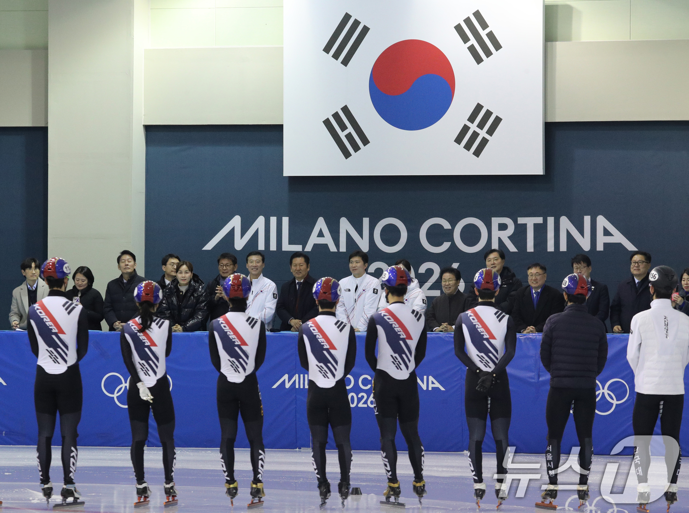 (진천=뉴스1) 김용빈 기자 = 정청래 더불어민주당 대표가 23일 충북 진천국가대표선수촌 빙상장에서 쇼트트랙 국가대표 선수들을 격려하고 있다. 2026.1.23./뉴스1 2026. …