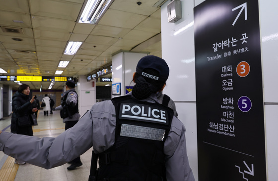 종로3가역 선로서 연기, 승객 출입 통제하는 경찰