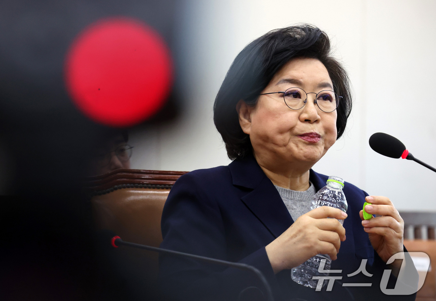 (서울=뉴스1) 국회사진기자단 = 이혜훈 기획예산처 장관 후보자가 23일 서울 여의도 국회에서 열린 제431회국회(임시회) 재정경제기획위원회 인사청문회에 출석해 물을 마시고 있다. …