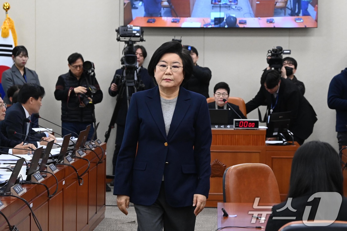 (서울=뉴스1) 국회사진기자단 = 이혜훈 기획예산처 장관 후보자가 23일 서울 여의도 국회에서 열린 제431회국회(임시회) 재정경제기획위원회 인사청문회에 출석 선서문을 임이자 위원 …