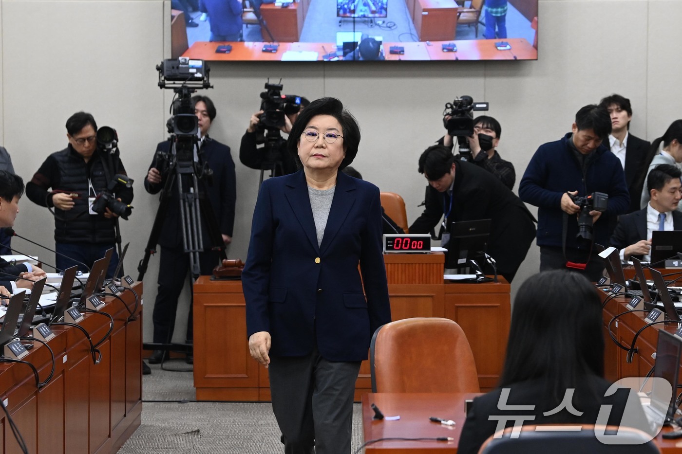 (서울=뉴스1) 국회사진기자단 = 이혜훈 기획예산처 장관 후보자가 23일 서울 여의도 국회에서 열린 제431회국회(임시회) 재정경제기획위원회 인사청문회에 출석 선서문을 임이자 위원 …