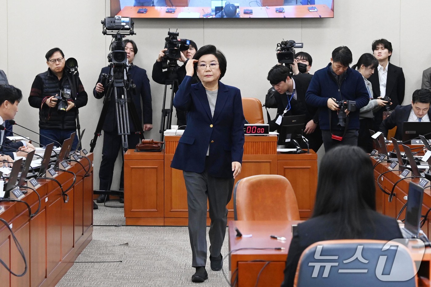 (서울=뉴스1) 국회사진기자단 = 이혜훈 기획예산처 장관 후보자가 23일 서울 여의도 국회에서 열린 제431회국회(임시회) 재정경제기획위원회 인사청문회에 출석 선서문을 임이자 위원 …