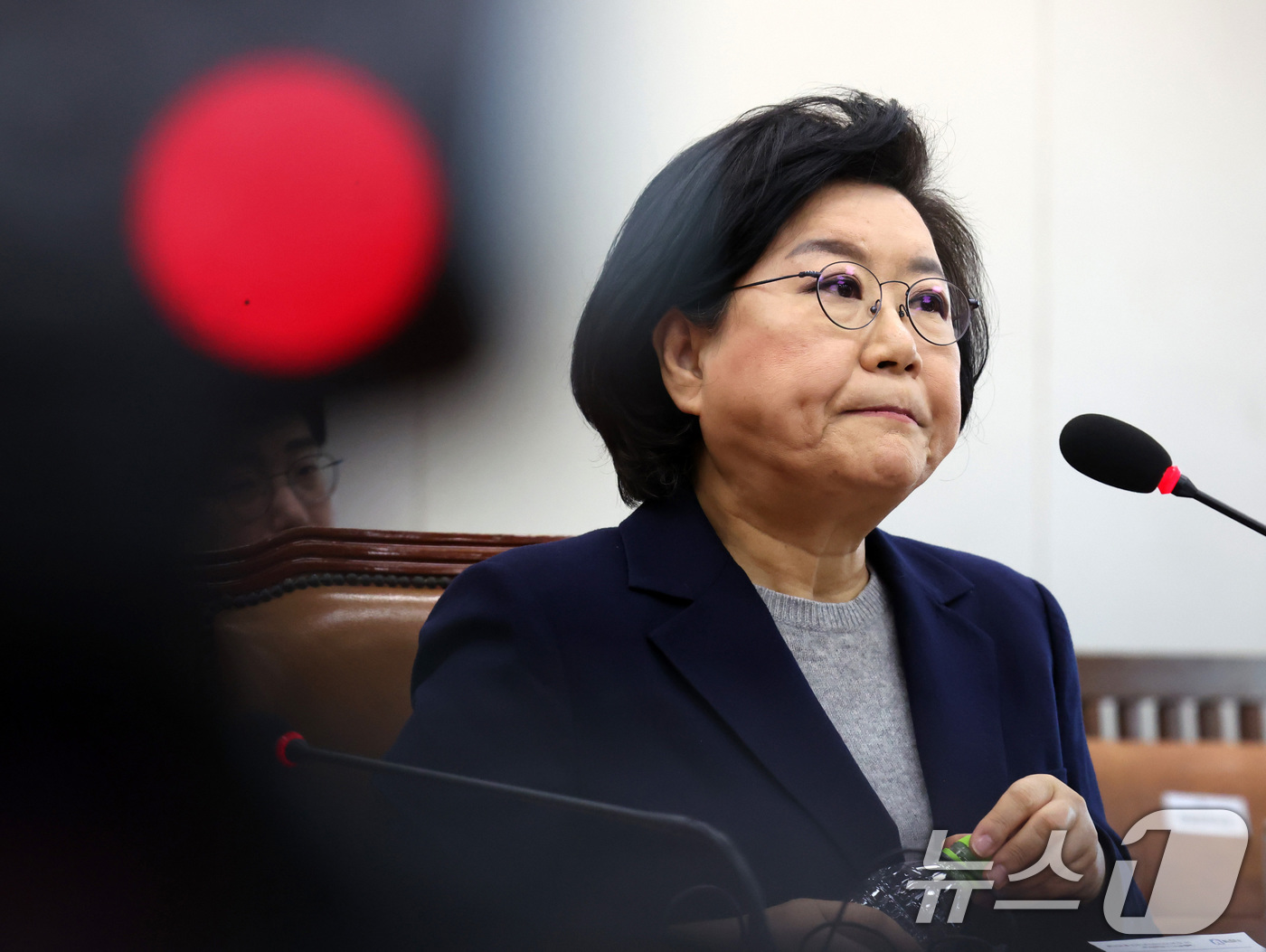 (서울=뉴스1) 국회사진기자단 = 이혜훈 기획예산처 장관 후보자가 23일 서울 여의도 국회에서 열린 제431회국회(임시회) 재정경제기획위원회 인사청문회에 출석해 물을 마시고 있다. …