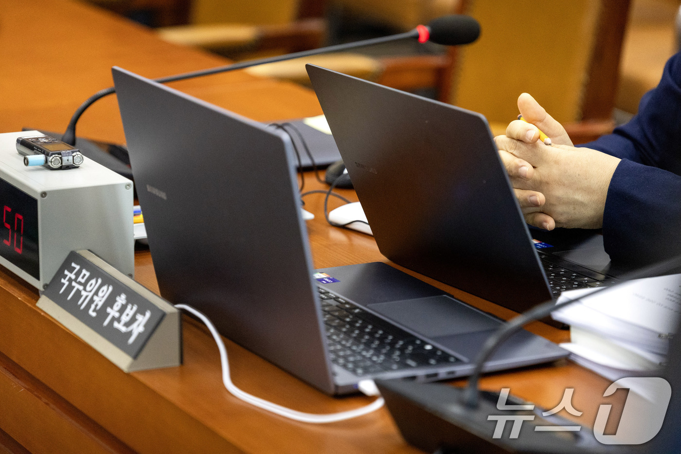 (서울=뉴스1) 국회사진기자단 = 이혜훈 기획예산처 장관 후보자가 23일 서울 여의도 국회에서 열린 제431회국회(임시회) 재정경제기획위원회 인사청문회에 출석해 두 손 모으고 있다 …