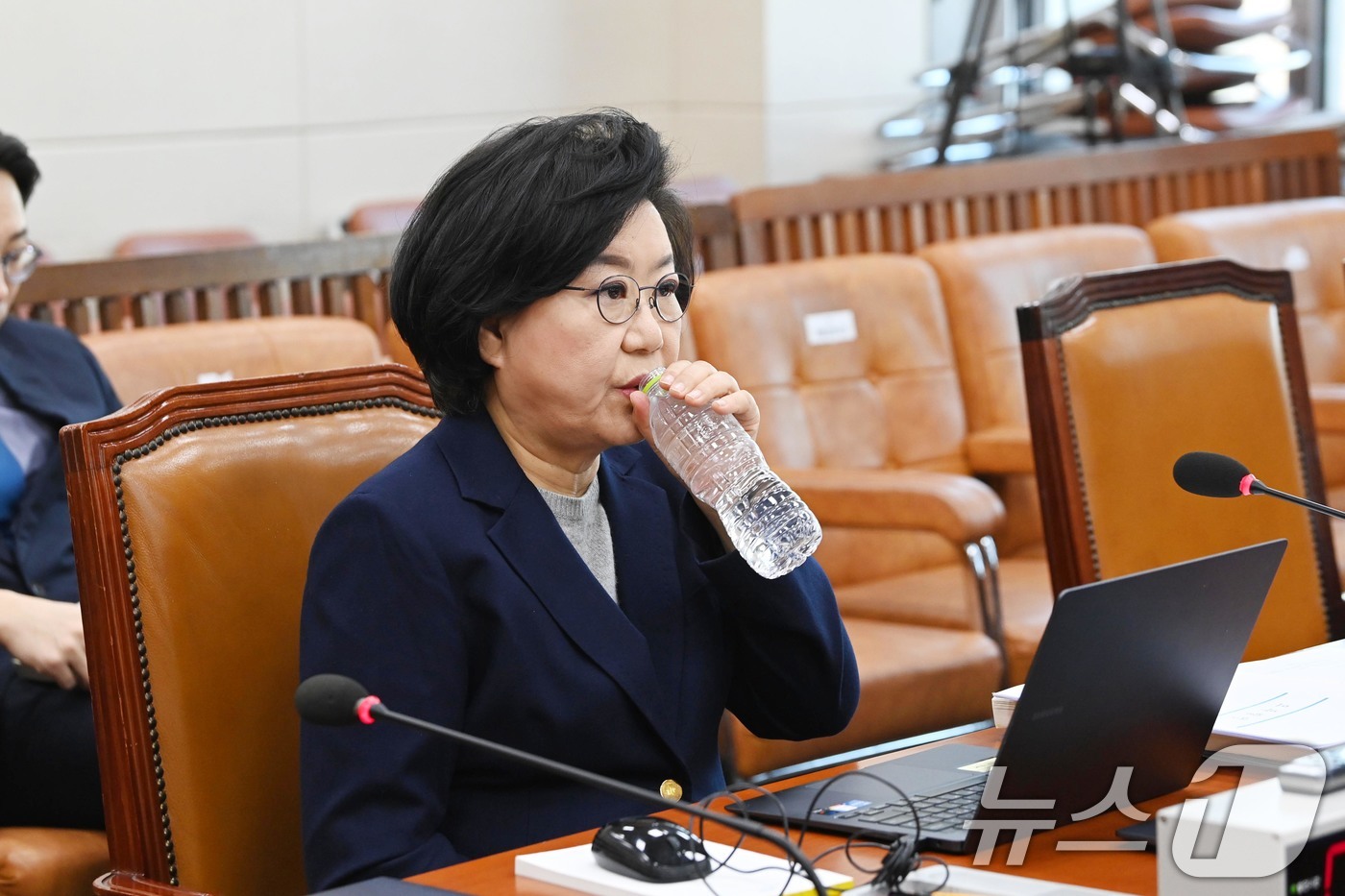 (서울=뉴스1) 국회사진기자단 = 이혜훈 기획예산처 장관 후보자가 23일 서울 여의도 국회에서 열린 제431회국회(임시회) 재정경제기획위원회 인사청문회에 출석해 물을 마시고 있다. …