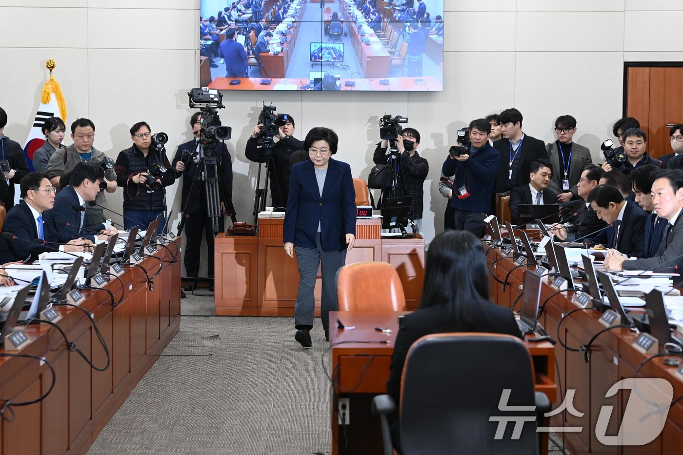 (서울=뉴스1) 국회사진기자단 = 이혜훈 기획예산처 장관 후보자가 23일 서울 여의도 국회에서 열린 제431회국회(임시회) 재정경제기획위원회 인사청문회에 출석 선서문을 임이자 위원 …