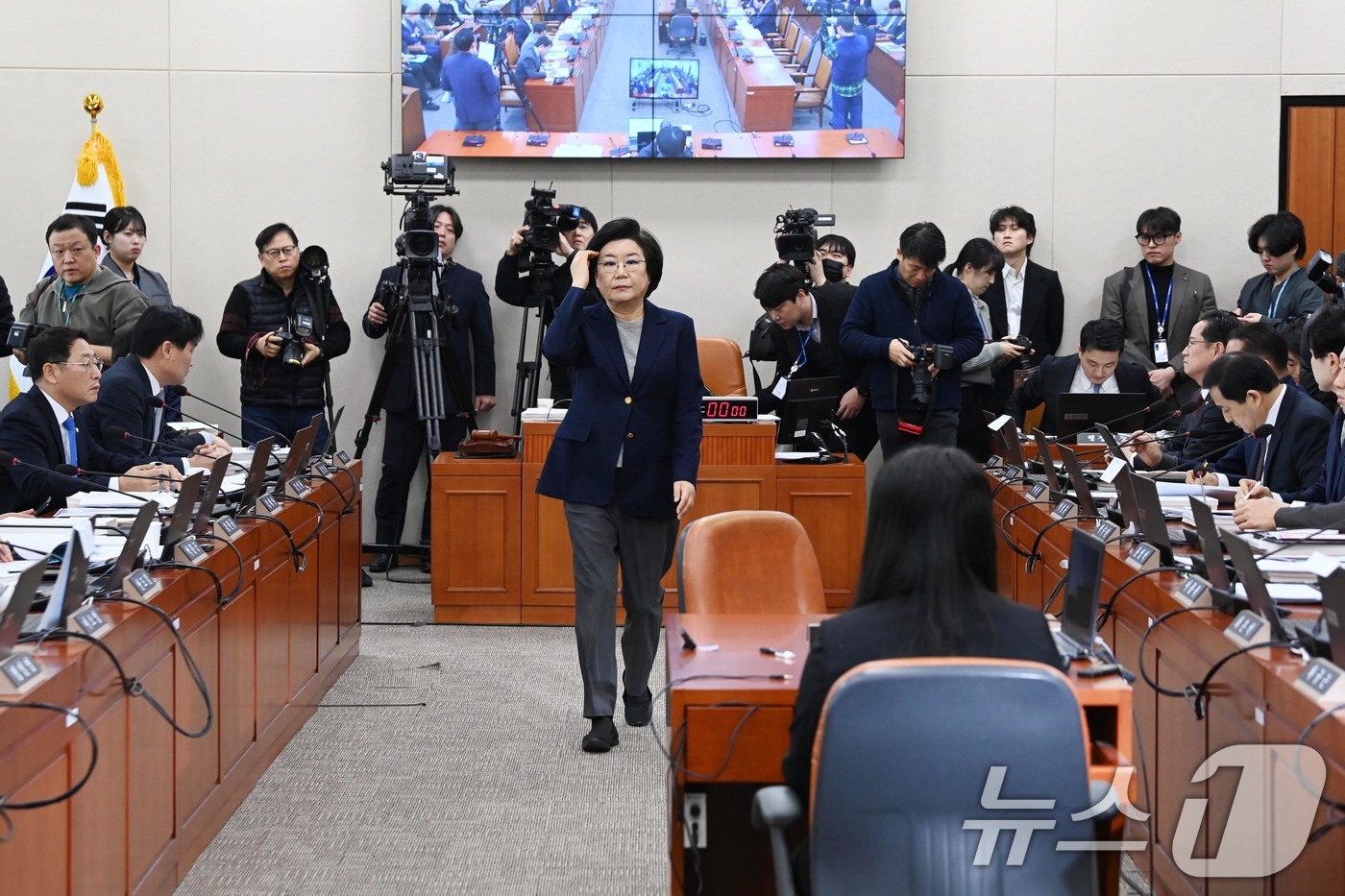 (서울=뉴스1) 국회사진기자단 = 이혜훈 기획예산처 장관 후보자가 23일 서울 여의도 국회에서 열린 제431회국회(임시회) 재정경제기획위원회 인사청문회에 출석 선서문을 임이자 위원 …