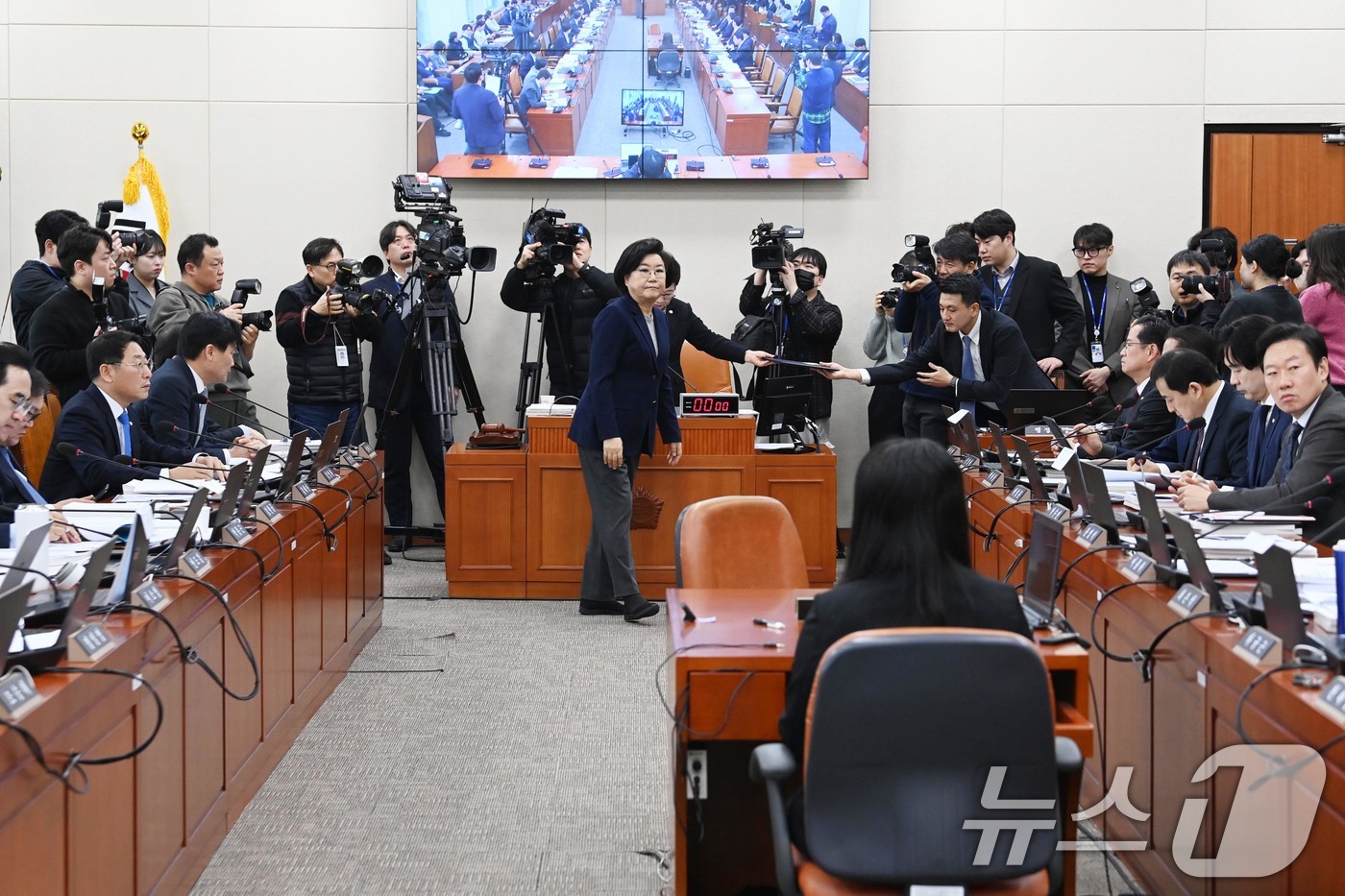 (서울=뉴스1) 국회사진기자단 = 이혜훈 기획예산처 장관 후보자가 23일 서울 여의도 국회에서 열린 제431회국회(임시회) 재정경제기획위원회 인사청문회에 출석 선서문을 임이자 위원 …