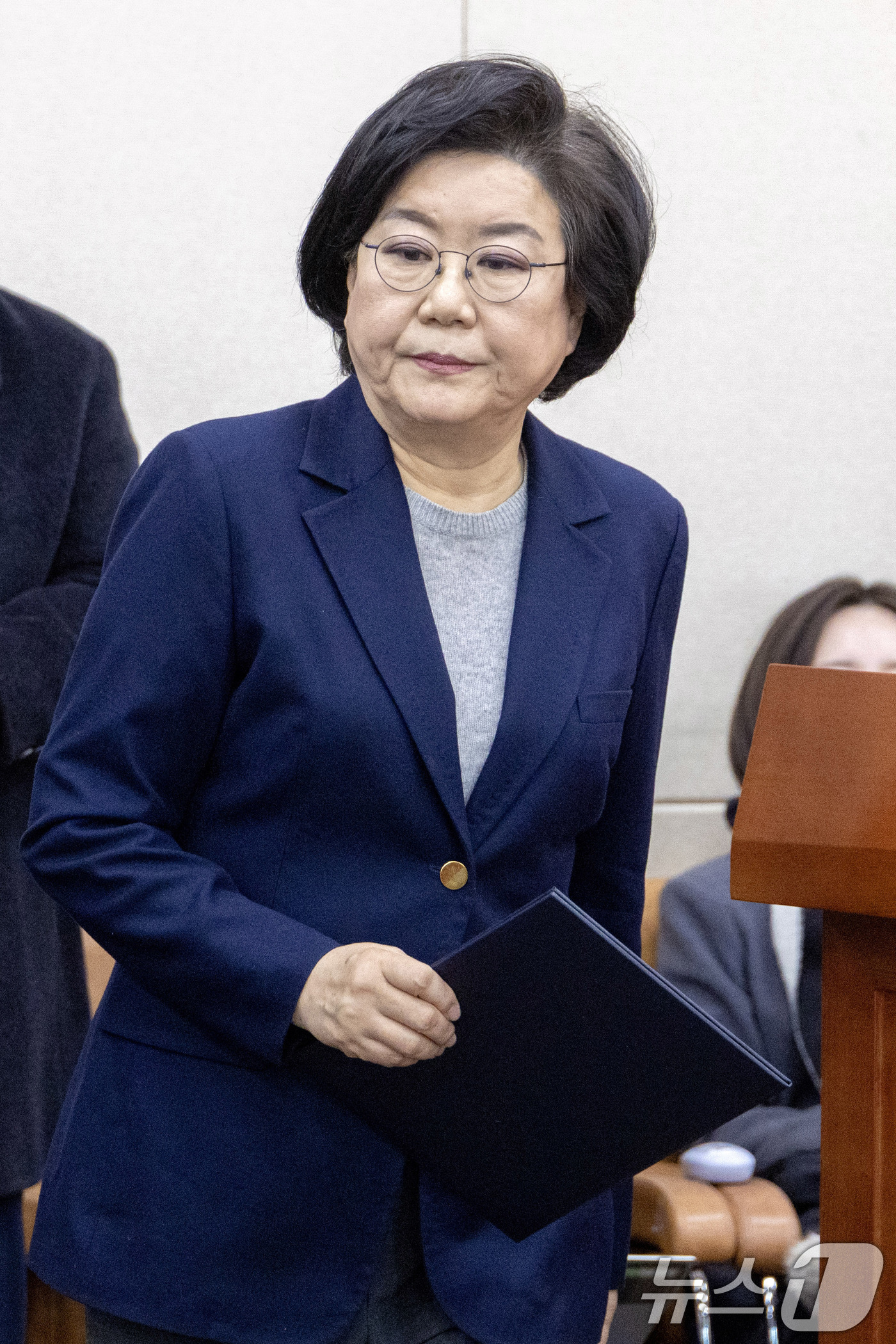 (서울=뉴스1) 국회사진기자단 = 이혜훈 기획예산처 장관 후보자가 23일 서울 여의도 국회에서 열린 제431회국회(임시회) 재정경제기획위원회 인사청문회에 출석해 선서문을 들고 발걸 …