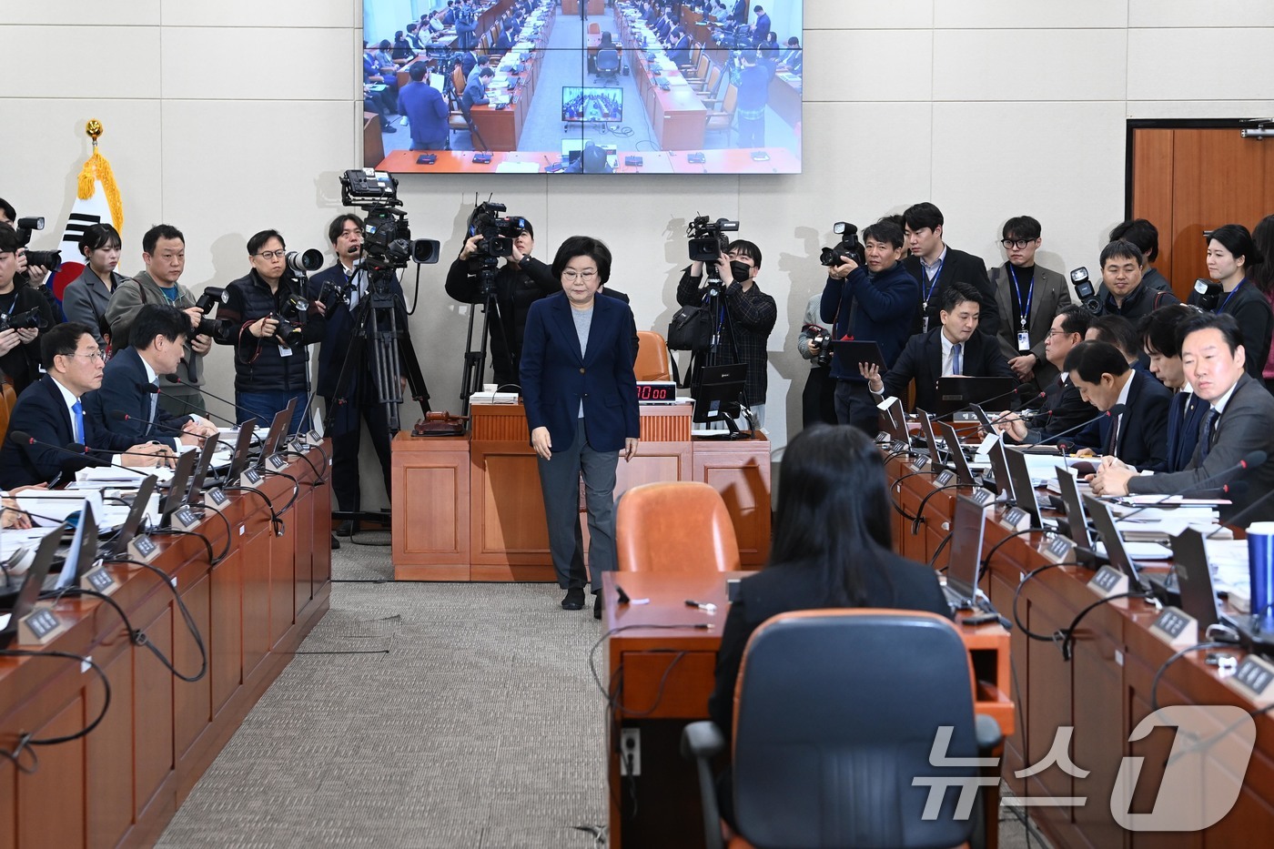 (서울=뉴스1) 국회사진기자단 = 이혜훈 기획예산처 장관 후보자가 23일 서울 여의도 국회에서 열린 제431회국회(임시회) 재정경제기획위원회 인사청문회에 출석 선서문을 임이자 위원 …