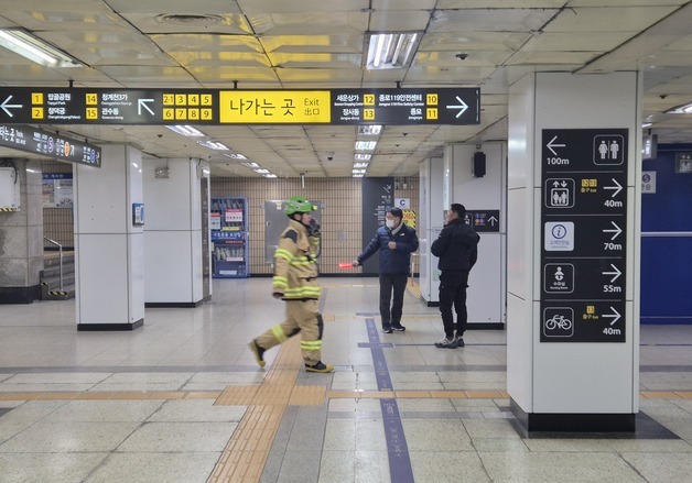 서울 지하철 종로3가역 1호선 열차서 연기…인명피해 없어(상보)
