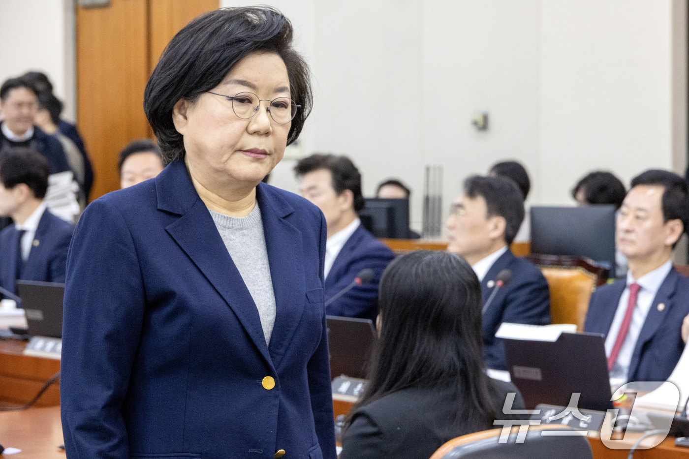 (서울=뉴스1) 국회사진기자단 = 이혜훈 기획예산처 장관 후보자가 23일 서울 여의도 국회에서 열린 제431회국회(임시회) 재정경제기획위원회 인사청문회에 출석 선서문을 임이자 위원 …