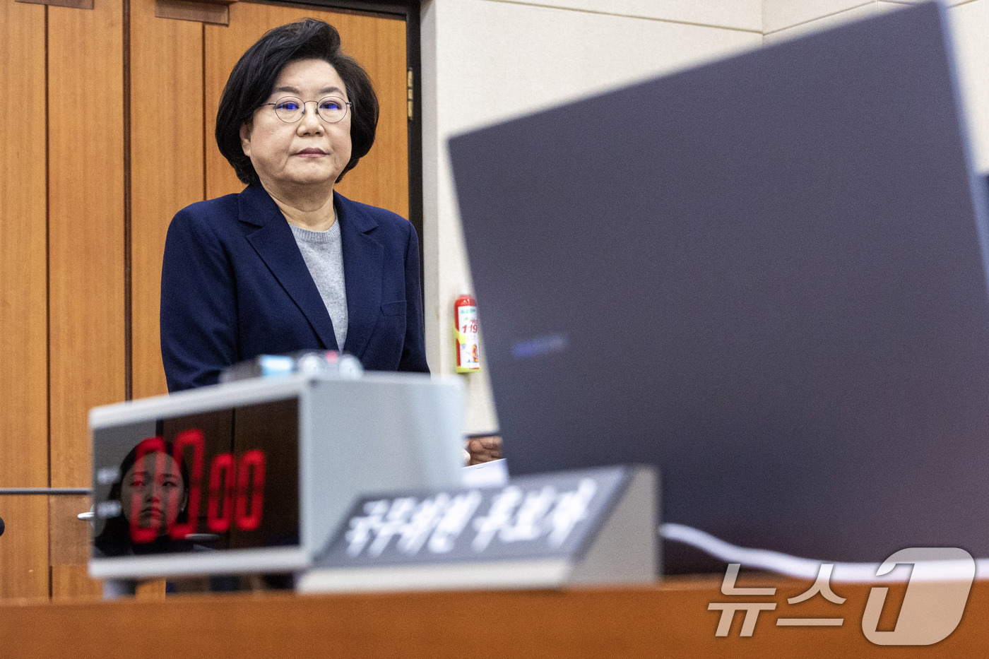 (서울=뉴스1) 국회사진기자단 = 이혜훈 기획예산처 장관 후보자가 23일 서울 여의도 국회에서 열린 제431회국회(임시회) 재정경제기획위원회 인사청문회에 출석해 자리로 향하고 있다 …