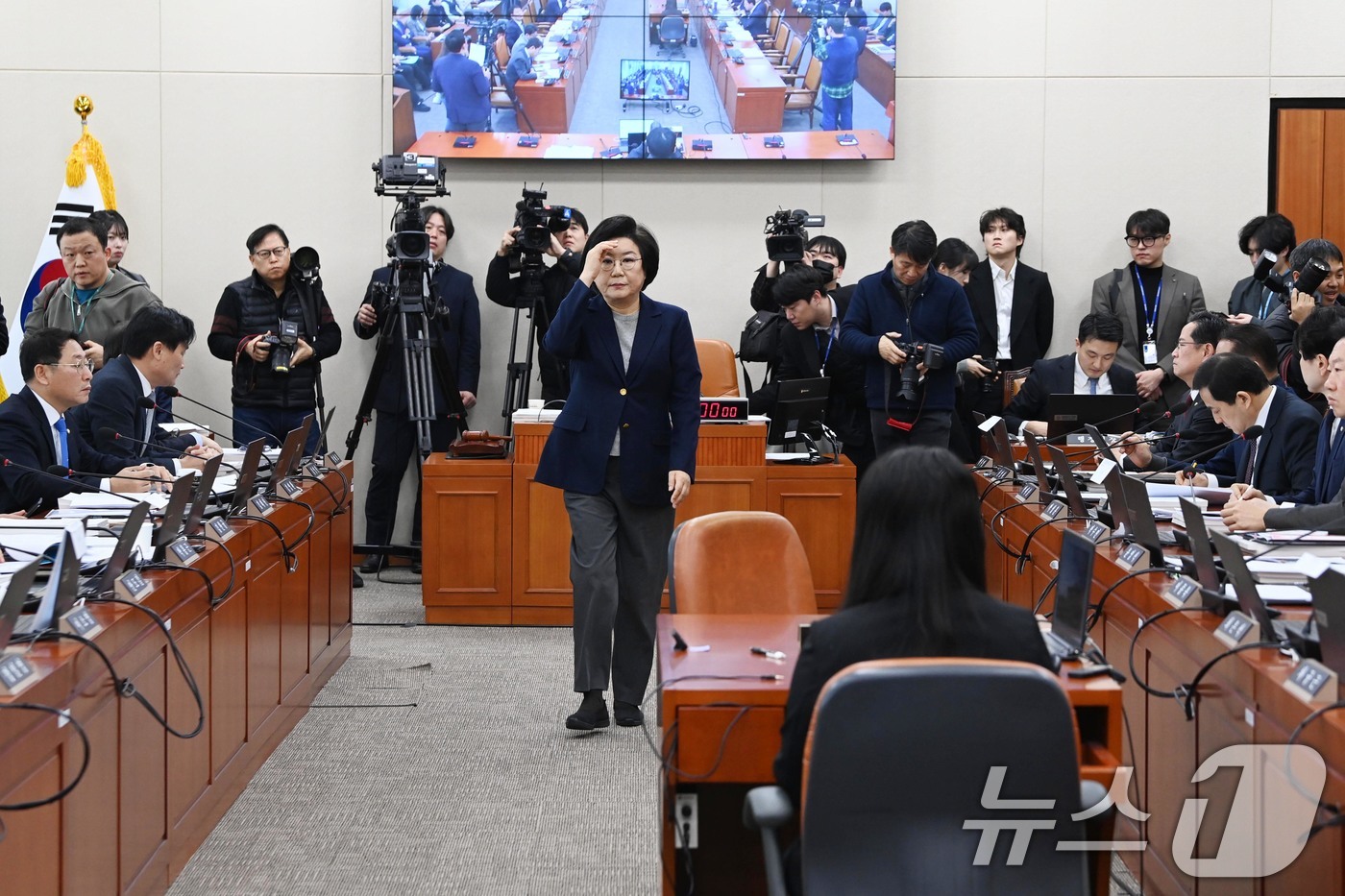 (서울=뉴스1) 국회사진기자단 = 이혜훈 기획예산처 장관 후보자가 23일 서울 여의도 국회에서 열린 제431회국회(임시회) 재정경제기획위원회 인사청문회에 출석 선서문을 임이자 위원 …