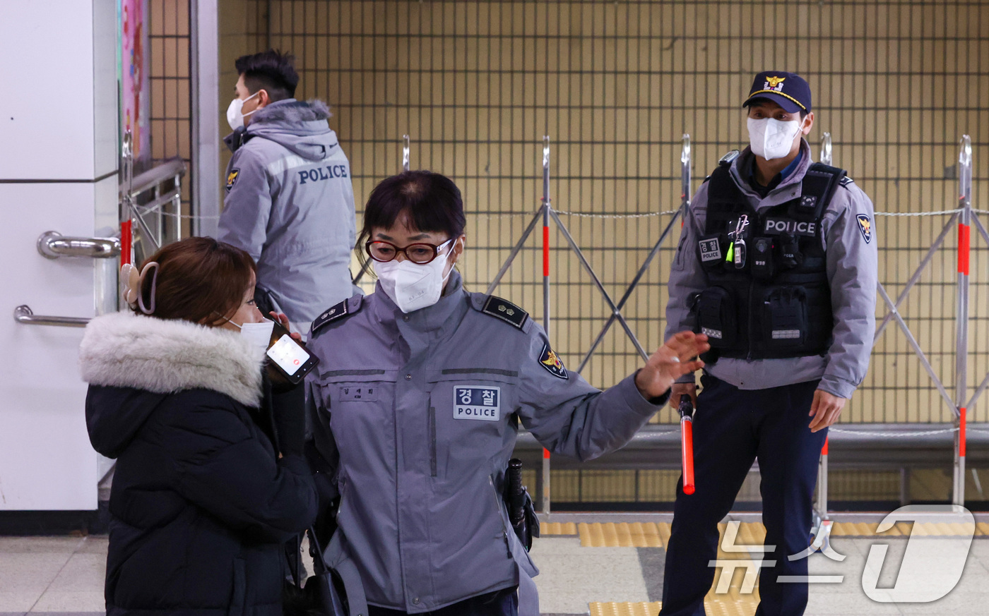 (서울=뉴스1) 최지환 기자 = 23일 오후 서울지히철 1호선 종로3가역에서 발생한 화재로 경찰이 승객의 승강장 진입을 통제하고 있다.화재 영향으로 1호선 상행방면이 종로3가역을 …