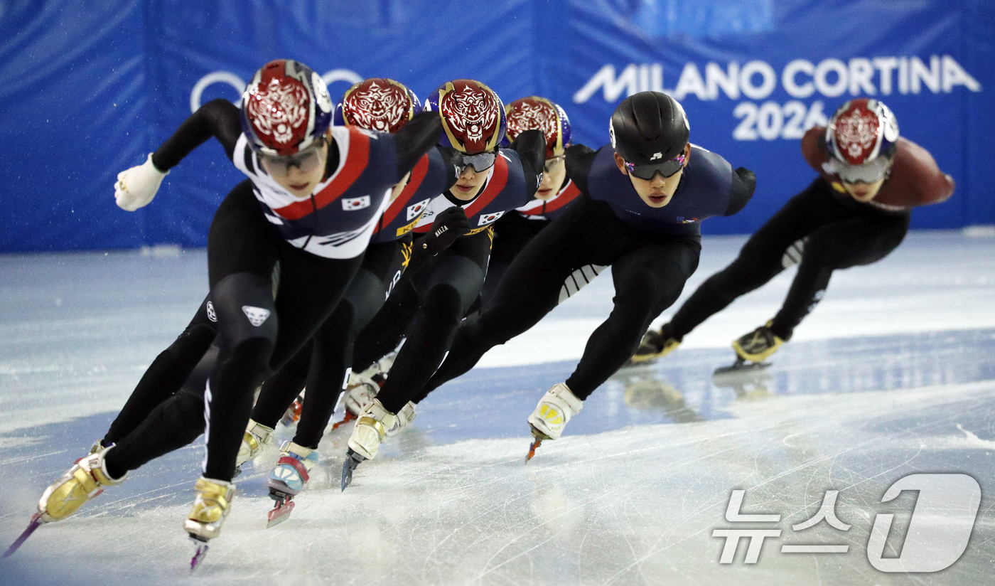 (진천=뉴스1) 김용빈 기자 = 쇼트트랙 국가대표 선수들이 동계올림픽 개막 14일 전인 23일 충북 진천국가대표선수촌 빙상장에서 훈련하고 있다. 2026.1.23/뉴스1