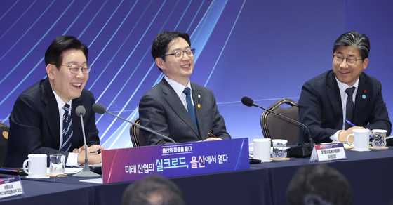 참석자 발언에 환하게 웃는 이재명 대통령