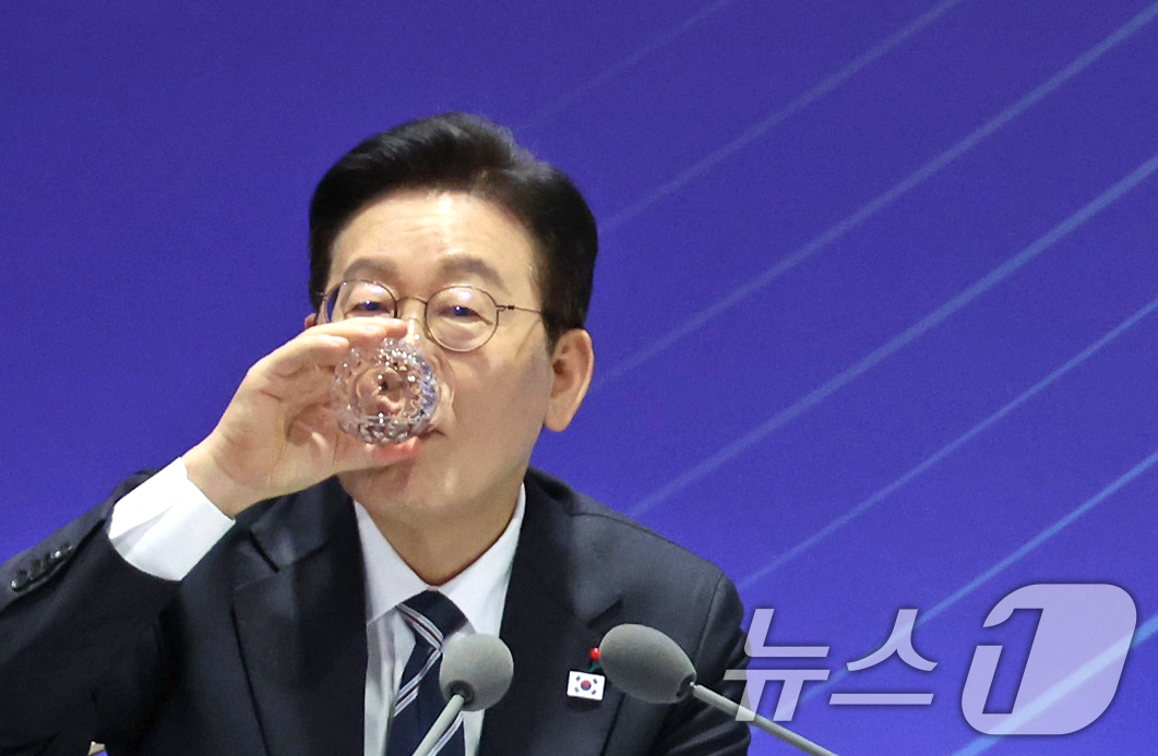 (울산=뉴스1) 허경 기자 = 이재명 대통령이 23일 울산전시컨벤션센터에서 열린 '울산의 마음을 듣다‘ 타운홀 미팅에서 물을 마시고 있다. 2026.1.23/뉴스1