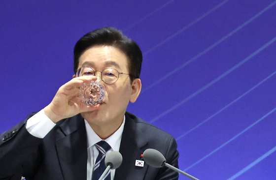 물 마시는 이재명 대통령