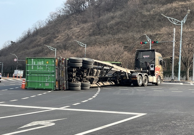 대구 범안삼거리서 25톤 컨테이너 넘어져 정체