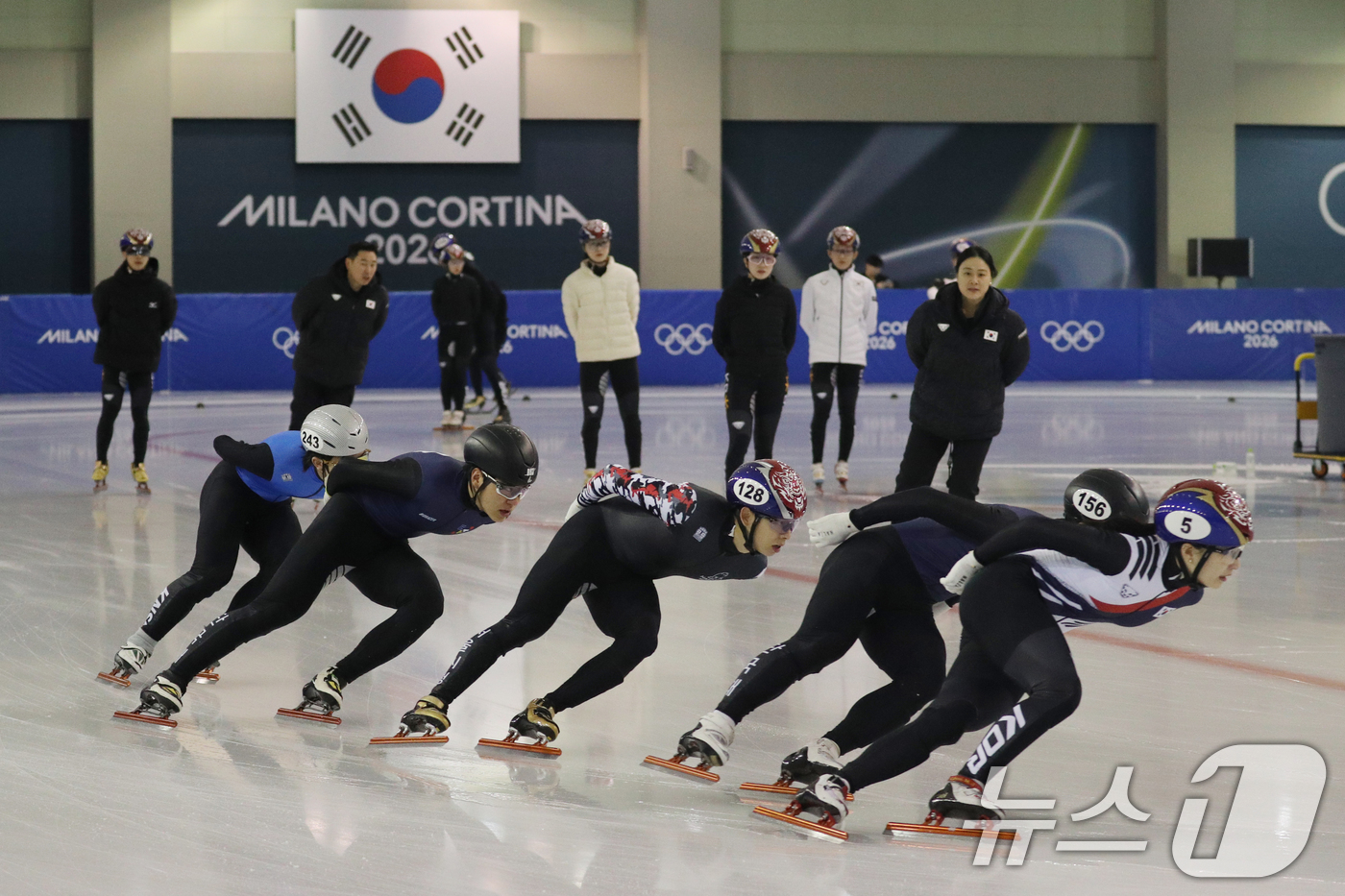 (진천=뉴스1) 김용빈 기자 = 쇼트트랙 국가대표 선수들이 동계올림픽 개막 14일 전인 23일 충북 진천국가대표선수촌 빙상장에서 훈련하고 있다. 2026.1.23/뉴스1