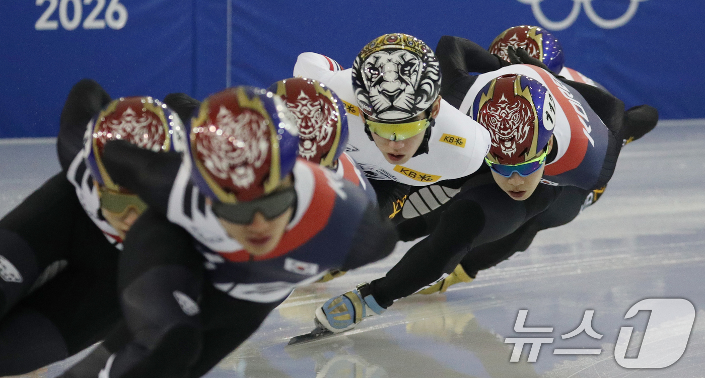 (진천=뉴스1) 김용빈 기자 = 쇼트트랙 국가대표 선수들이 동계올림픽 개막 14일 전인 23일 충북 진천국가대표선수촌 빙상장에서 훈련하고 있다. 2026.1.23/뉴스1