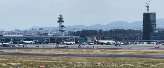 착륙하던 대한항공 여객기 '이상 감지'…제주공항 활주로 20분간 일시 폐쇄