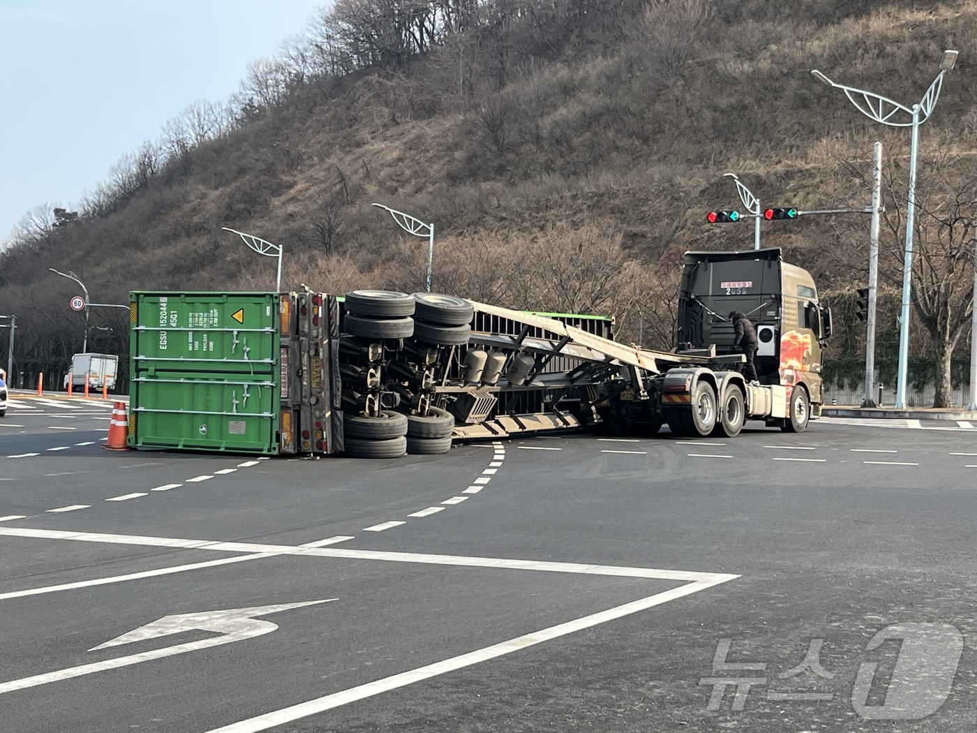 (대구=뉴스1) 공정식 기자 = 23일 오후 대구 수성구 범안삼거리 일대에서 25톤 트레일러에 실린 컨테이너가 전도돼 도로에 멈춰 서 있다. 2026.1.23/뉴스1