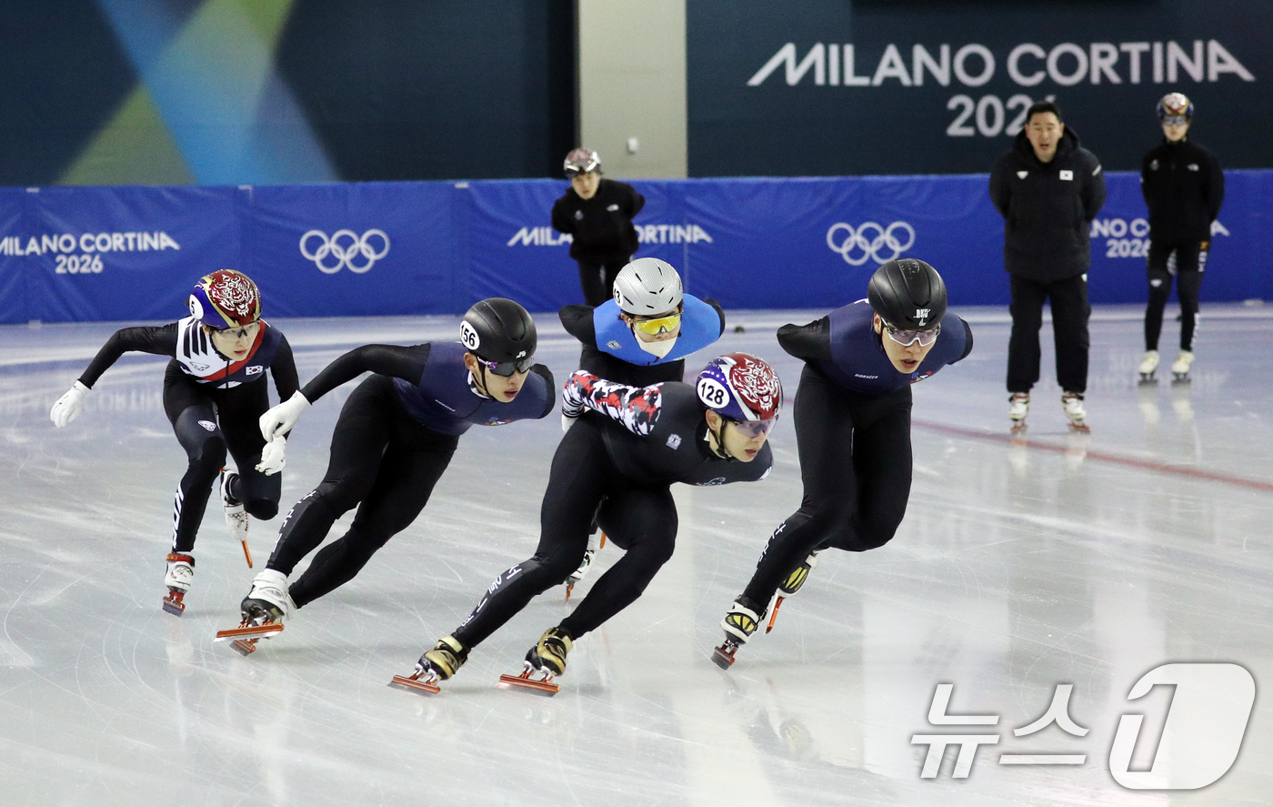 (진천=뉴스1) 김용빈 기자 = 쇼트트랙 국가대표 선수들이 동계올림픽 개막 14일 전인 23일 충북 진천국가대표선수촌 빙상장에서 훈련하고 있다. 2026.1.23/뉴스1