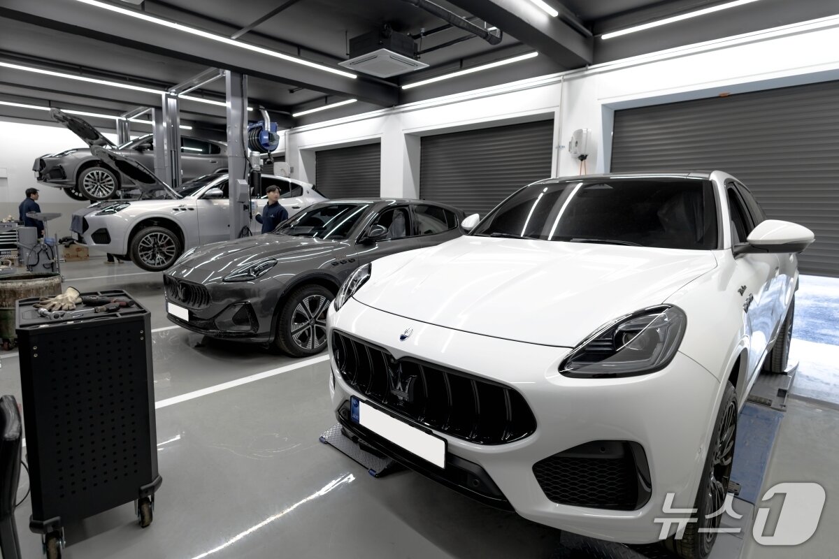 본문 이미지 - 22일 공식 개관한 경기 성남의 마세라티 판교 서비스센터에서 엔지니어들이 마세라티 차량을 수리하고 있는 모습(마세라티 코리아 제공). 2026.01.22.