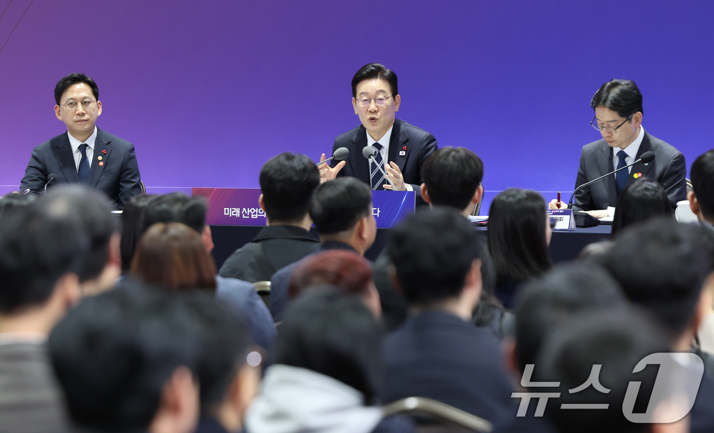 (울산=뉴스1) 허경 기자 = 이재명 대통령이 23일 울산전시컨벤션센터에서 열린 '울산의 마음을 듣다‘ 타운홀 미팅에서 발언하고 있다.  2026.1.23/뉴스1