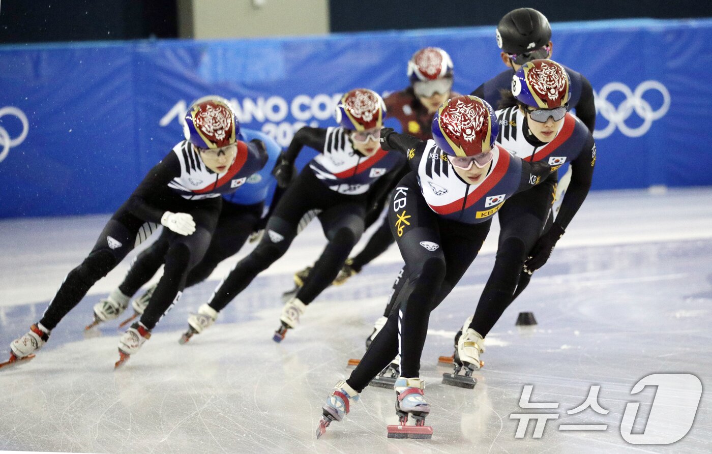 본문 이미지 - 쇼트트랙 국가대표 선수들이 동계올림픽 개막 14일 전인 23일 충북 진천국가대표선수촌 빙상장에서 훈련하고 있다. 2026.1.23/뉴스1 ⓒ News1 김용빈 기자