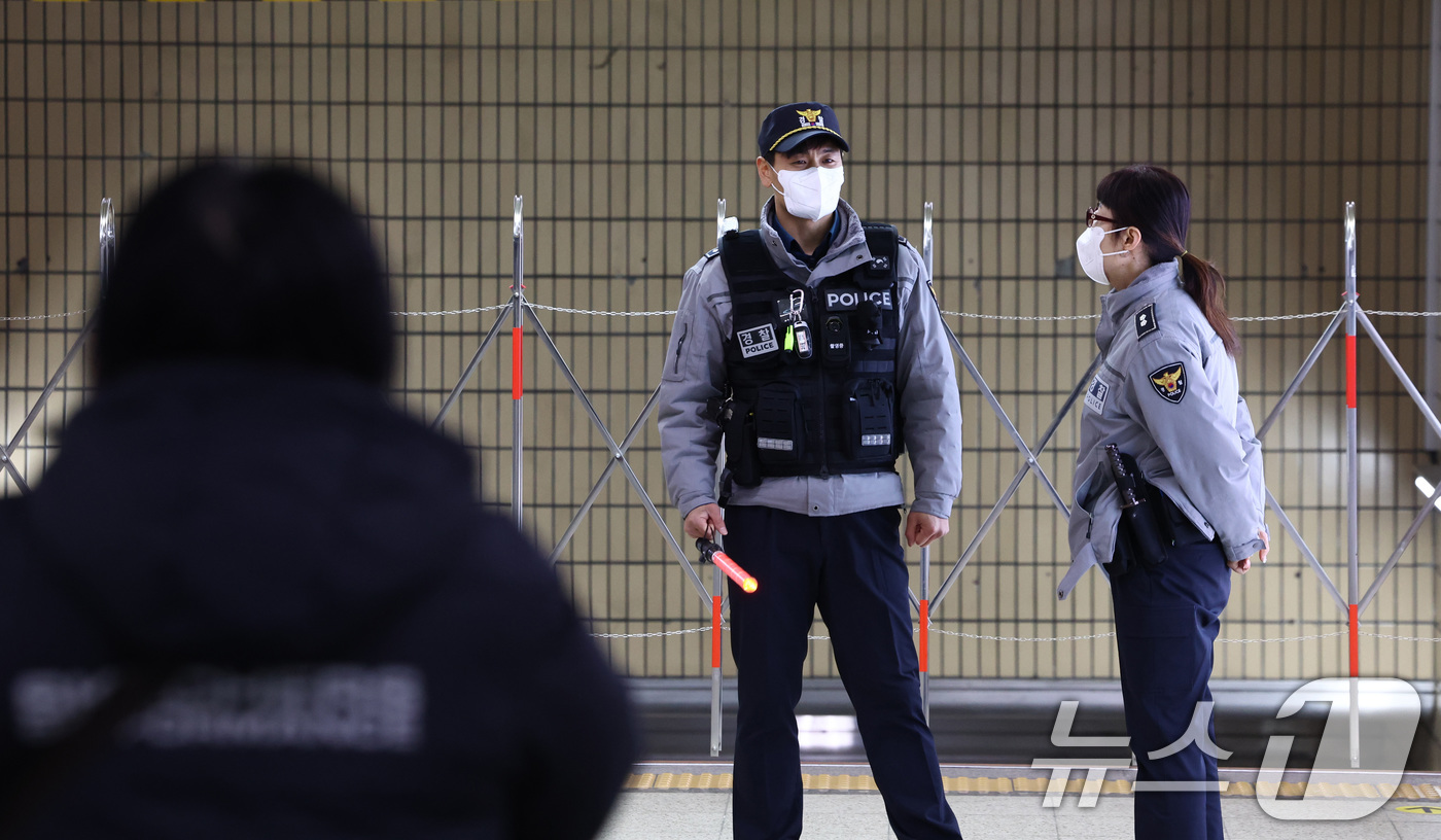 (서울=뉴스1) 최지환 기자 = 23일 오후 서울지하철 1호선 종로3가역에서 발생한 화재로 경찰이 승객의 승강장 진입을 통제하고 있다.이날 오후 2시 41분경 1호선 상행선 열차 …