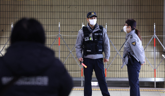 서울 1호선 종로3가역에서 연기…한때 열차 무정차 통과