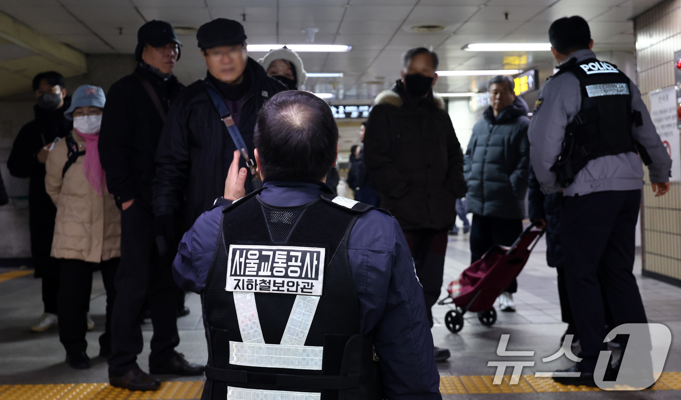 (서울=뉴스1) 최지환 기자 = 23일 오후 서울지하철 1호선 종로3가역에서 발생한 화재로 경찰이 승객의 승강장 진입을 통제하고 있다.이날 오후 2시 41분경 1호선 상행선 열차 …