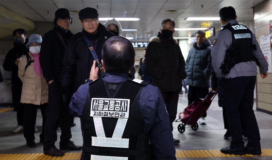 서울 1호선 종로3가역 열차에서 연기…한때 열차 무정차 통과